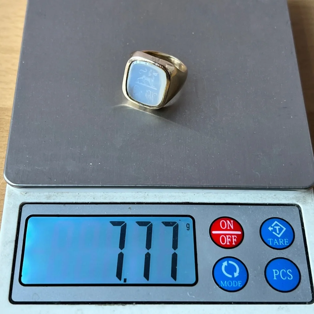VINTAGE 9K GOLD WHITE CHALCEDONY LION INTAGLIO SIGNET RING BRITISH HALLMARKS